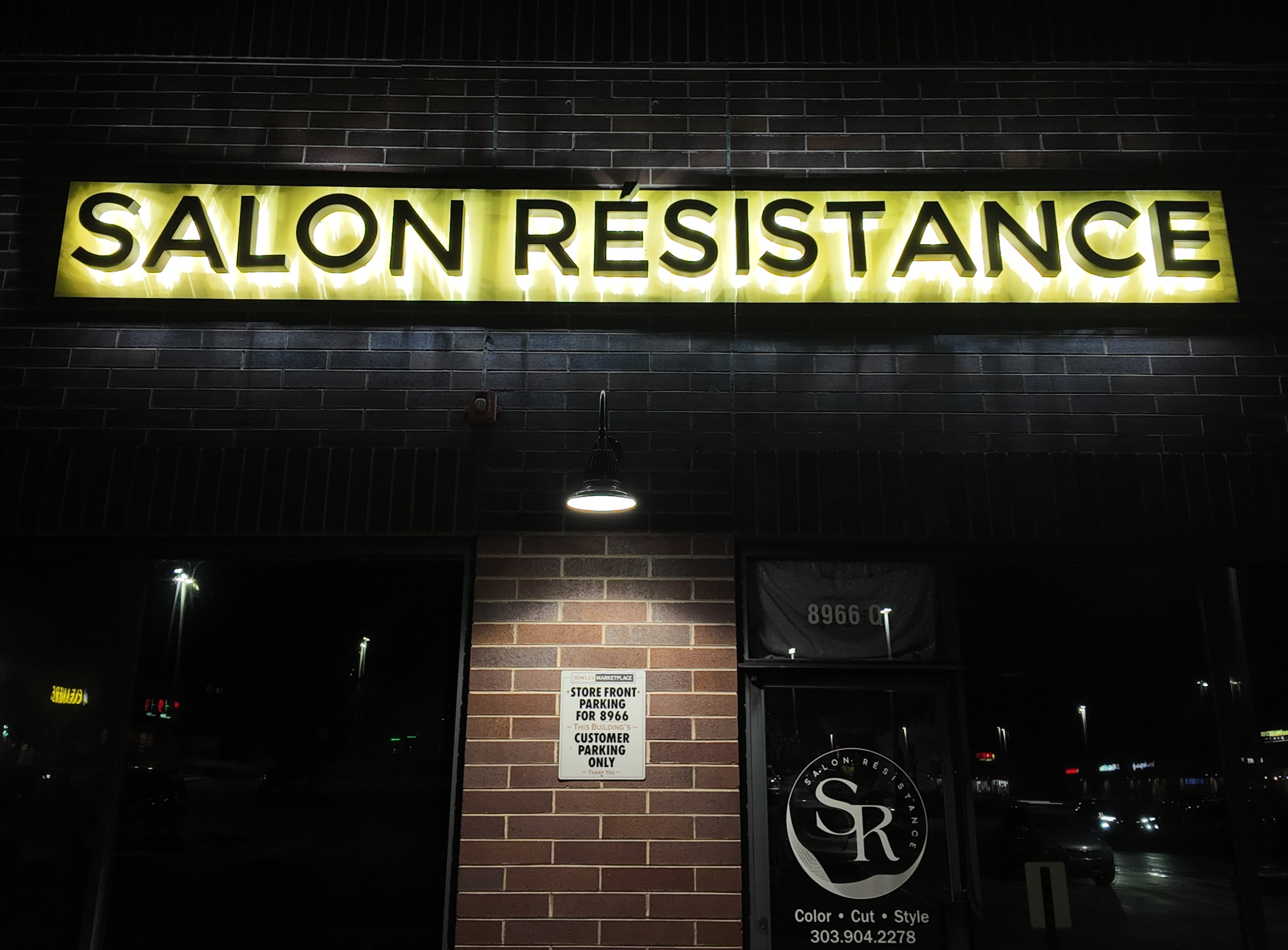 Salon Résistance Exterior at Night